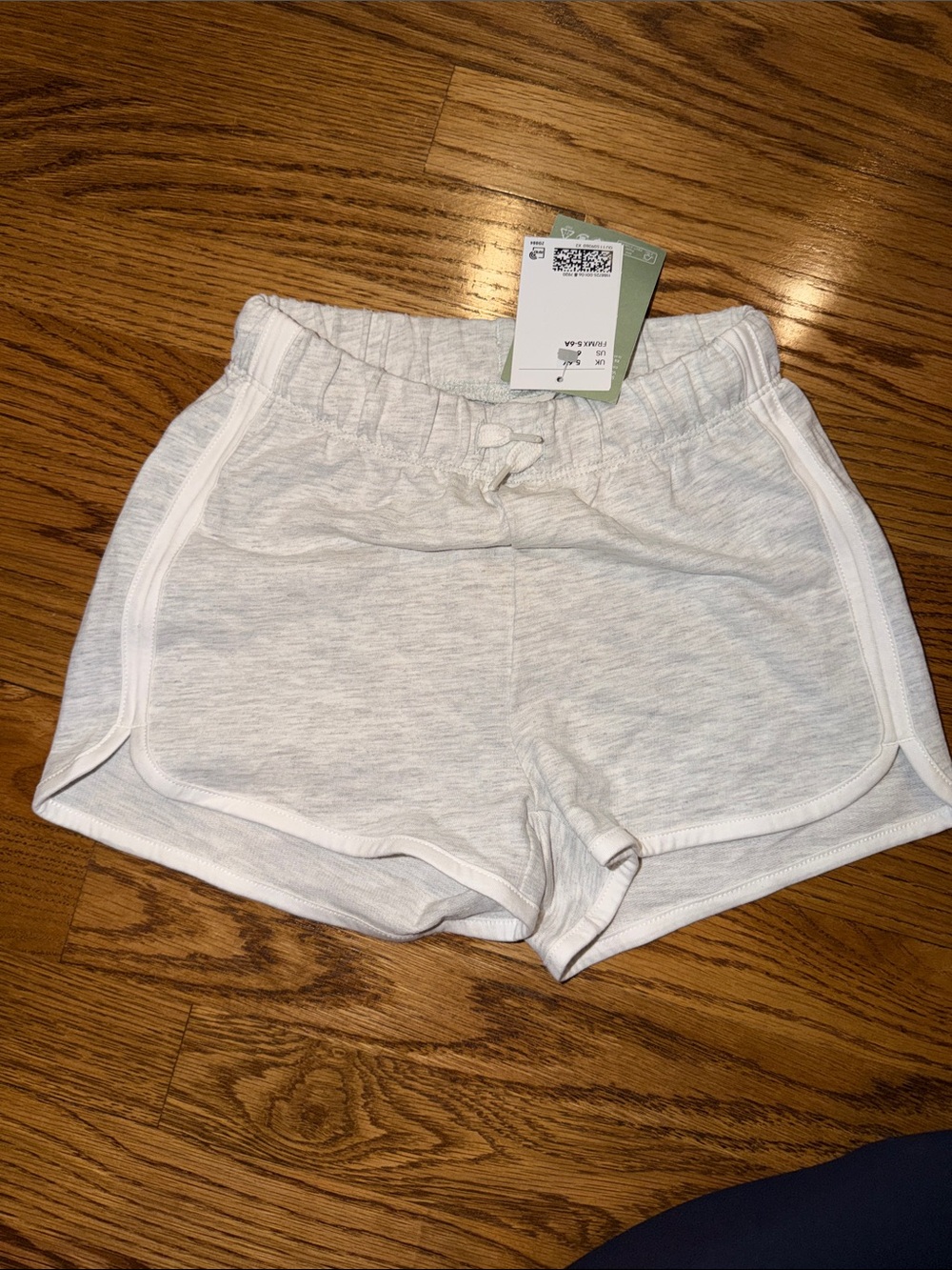 NWT H&M dolphin short in light grey - size 6